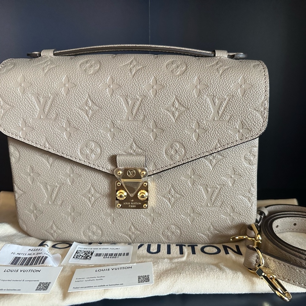 NEW Louis Vuitton Pochette Metis Empreinte Tourterelle